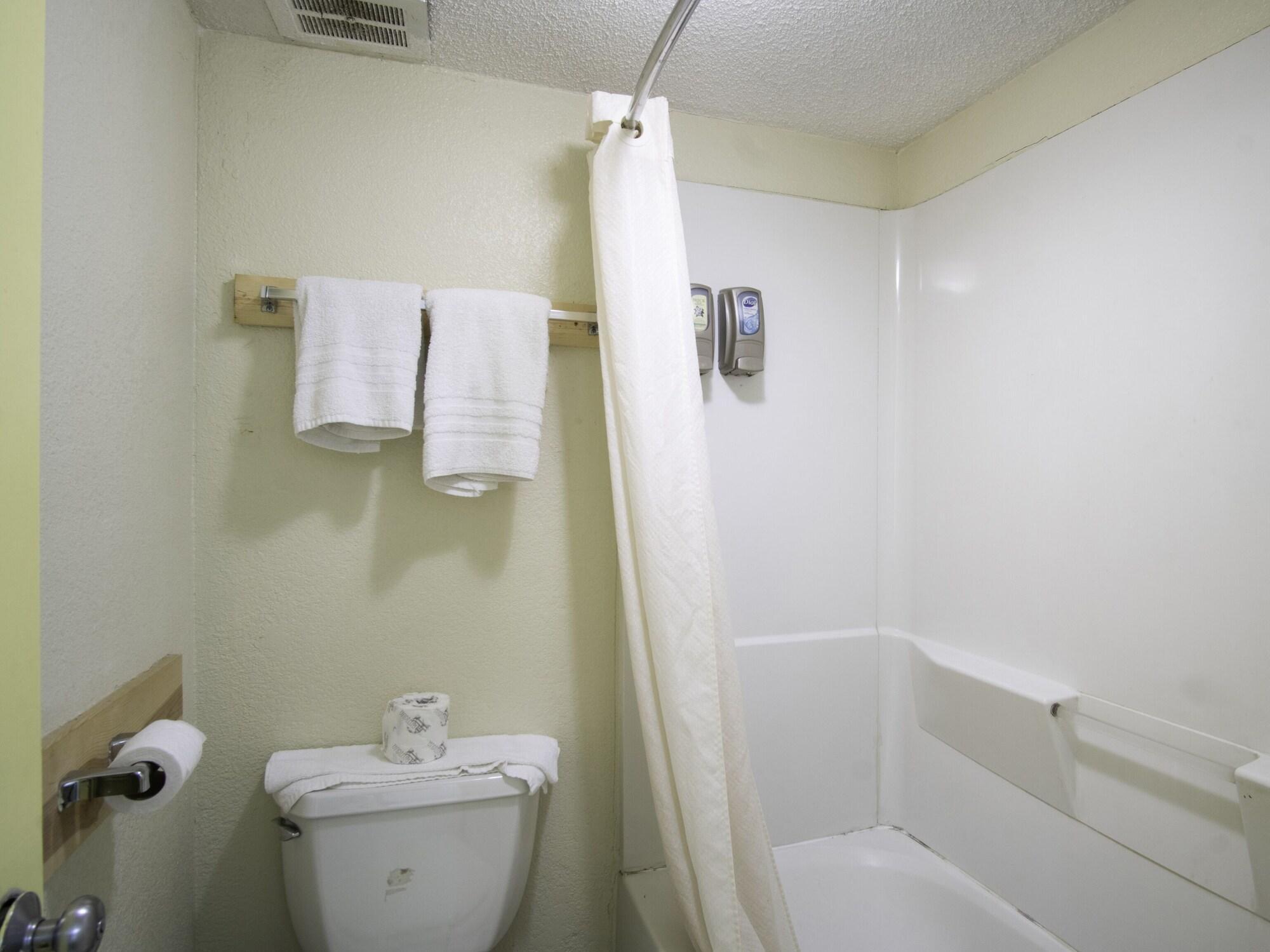 Oyo Hotel Hutchinson West 4Th Ave ภายนอก รูปภาพ