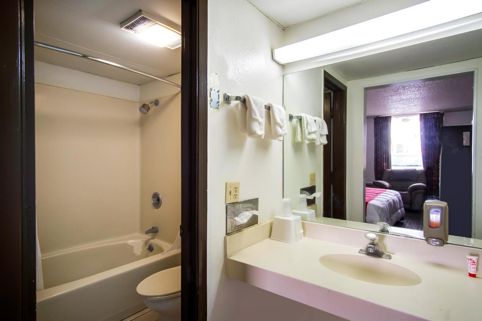 Oyo Hotel Hutchinson West 4Th Ave ภายนอก รูปภาพ