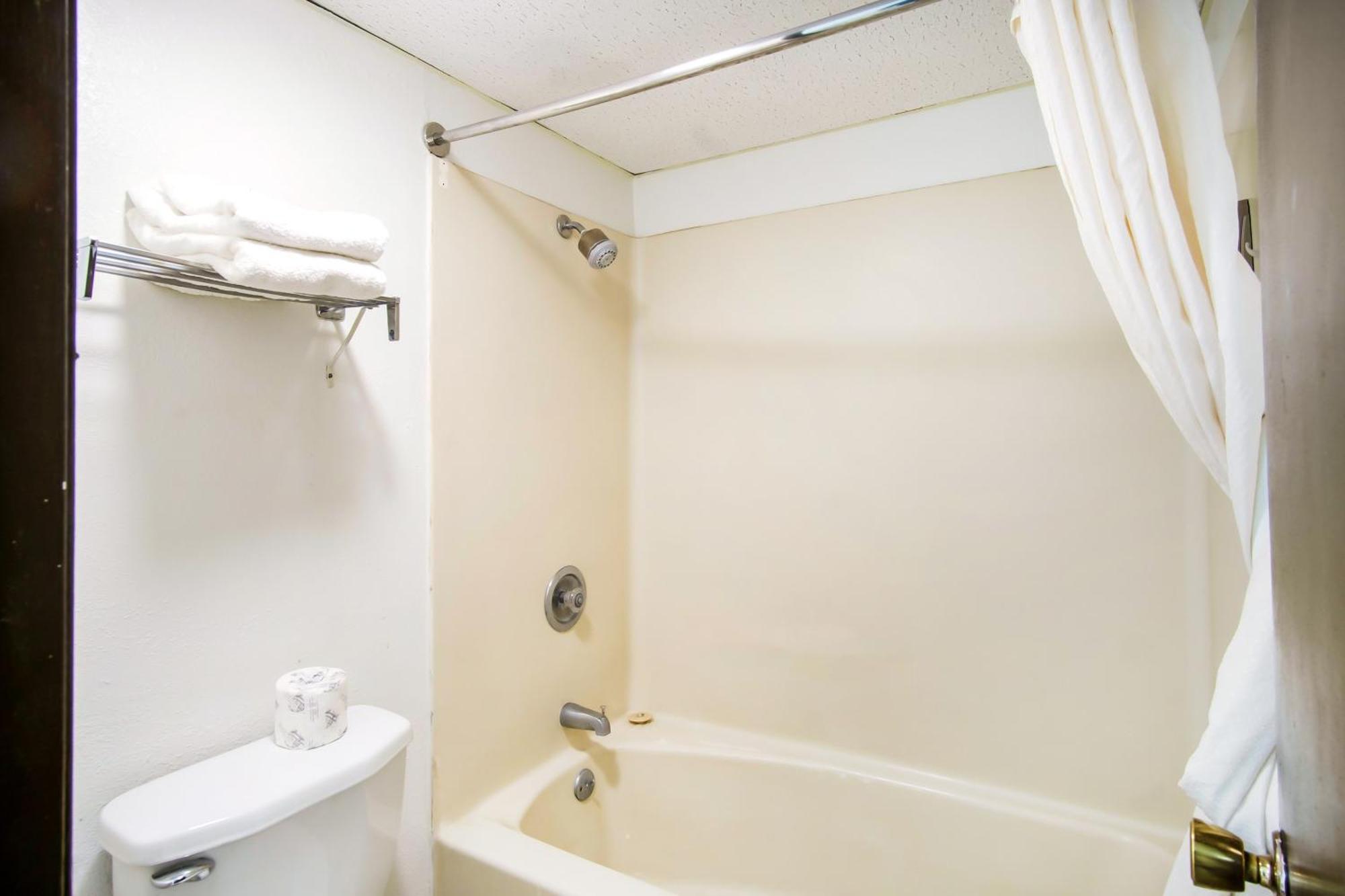 Oyo Hotel Hutchinson West 4Th Ave ภายนอก รูปภาพ