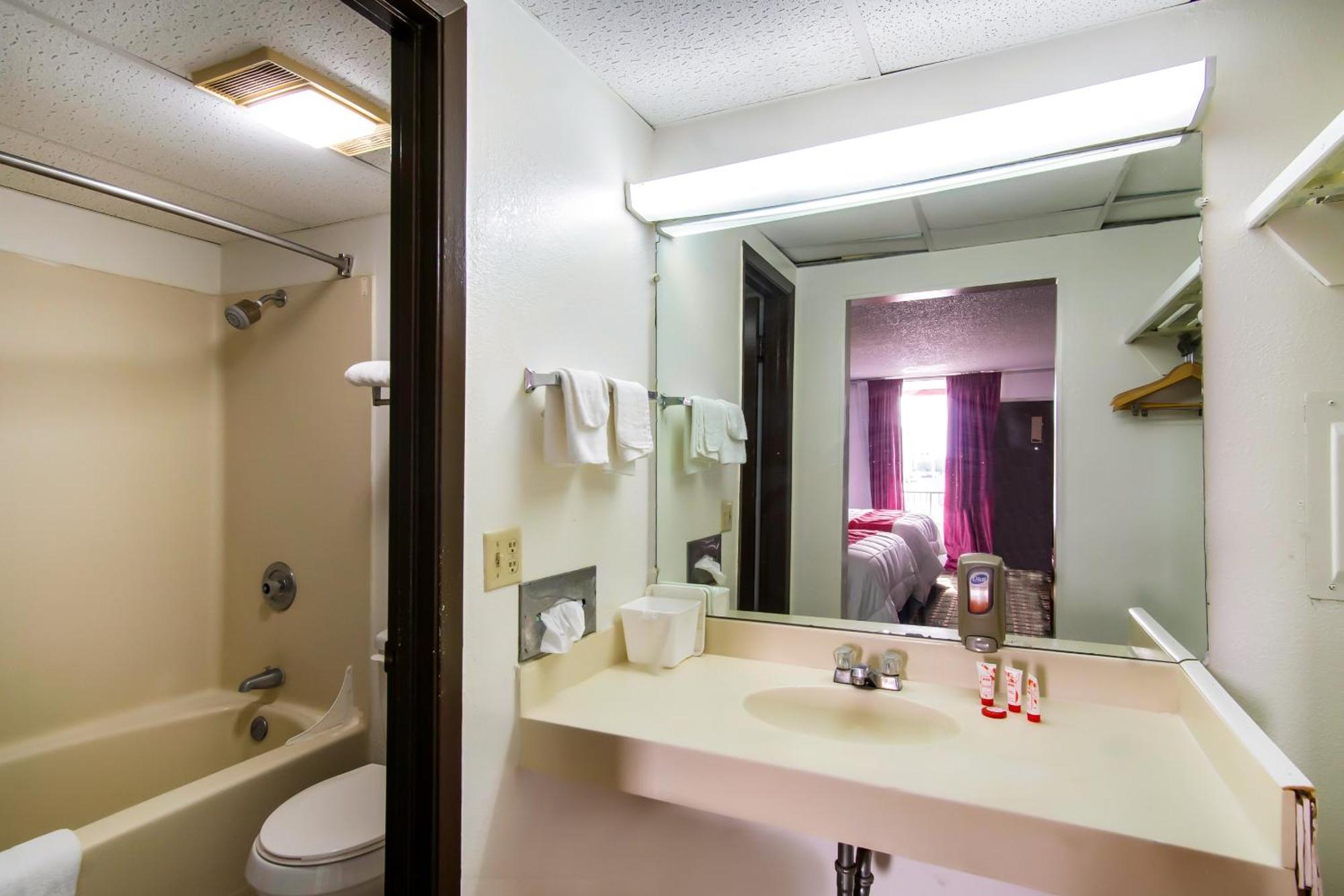 Oyo Hotel Hutchinson West 4Th Ave ภายนอก รูปภาพ