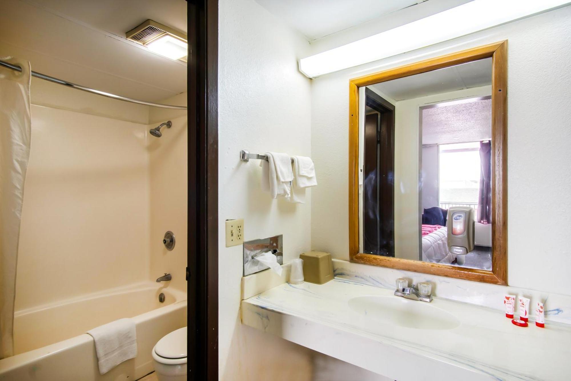 Oyo Hotel Hutchinson West 4Th Ave ภายนอก รูปภาพ
