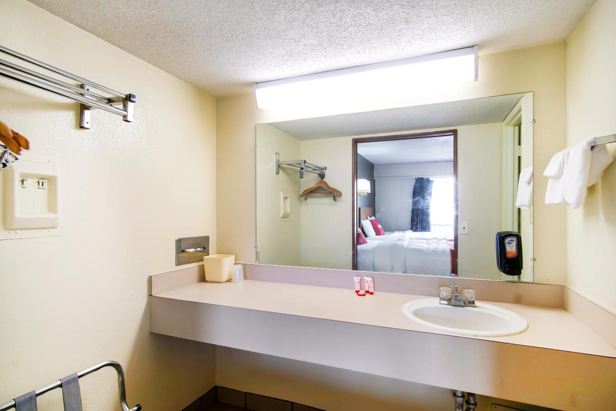 Oyo Hotel Hutchinson West 4Th Ave ภายนอก รูปภาพ