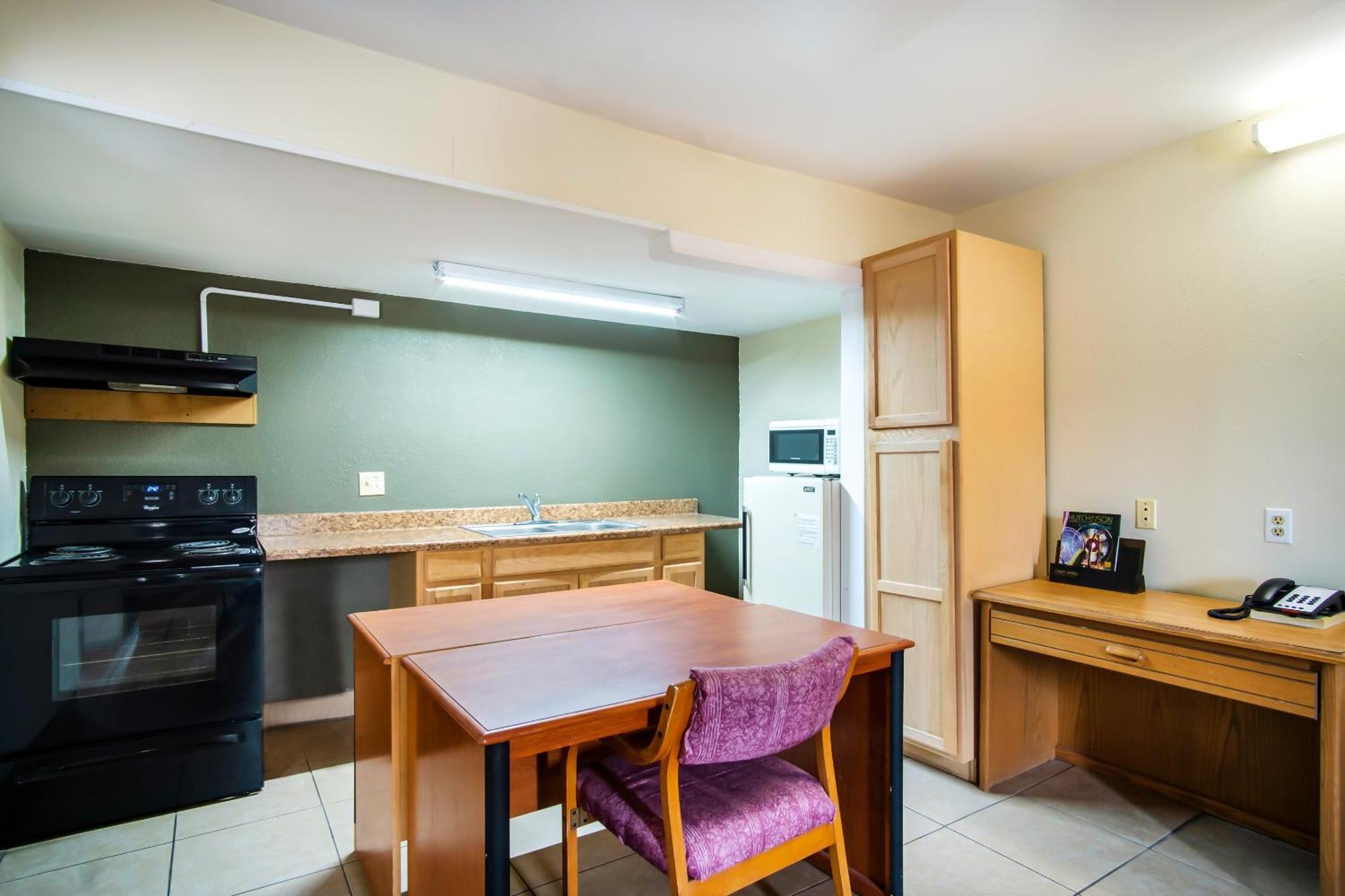 Oyo Hotel Hutchinson West 4Th Ave ภายนอก รูปภาพ
