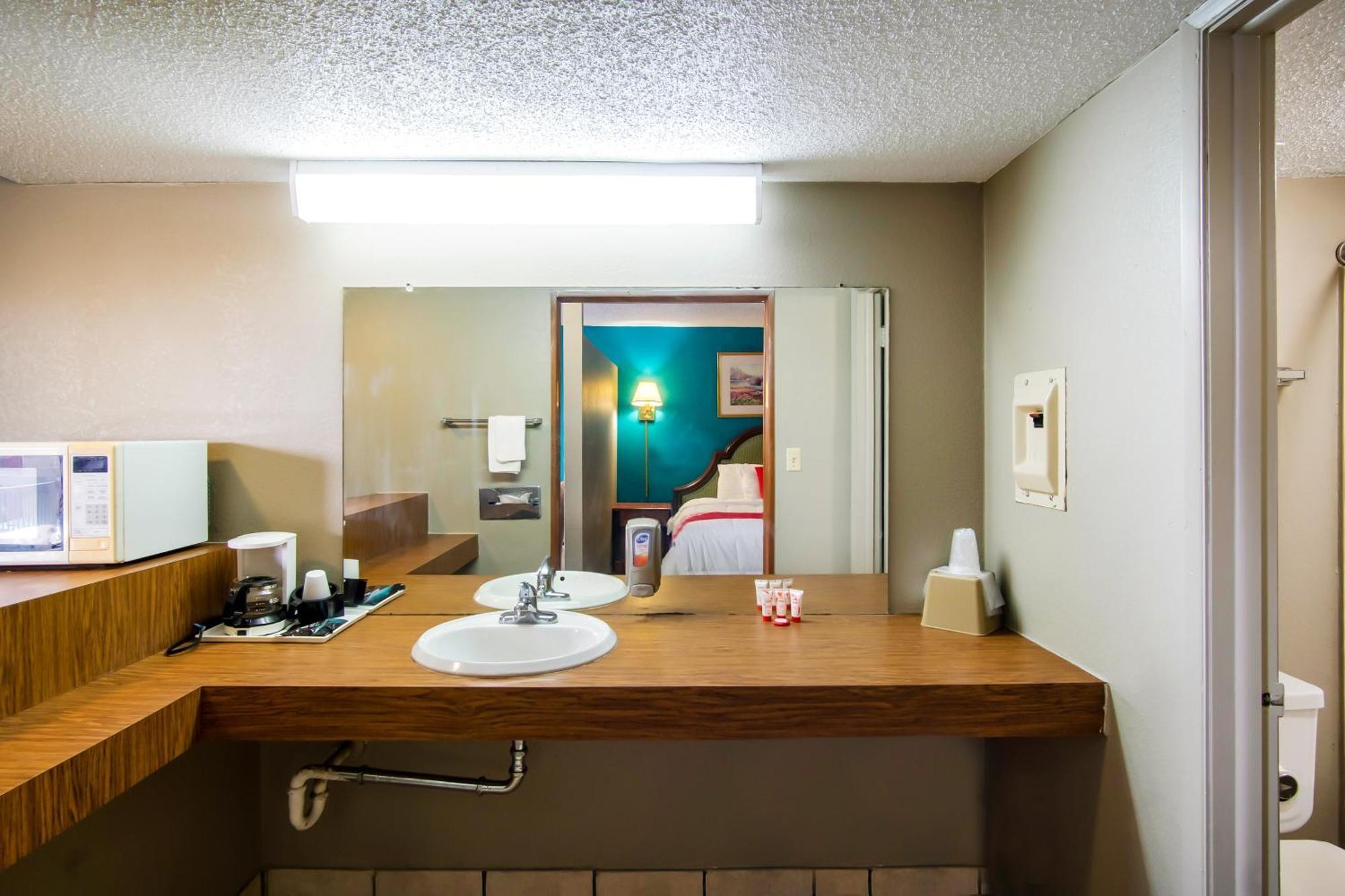 Oyo Hotel Hutchinson West 4Th Ave ภายนอก รูปภาพ