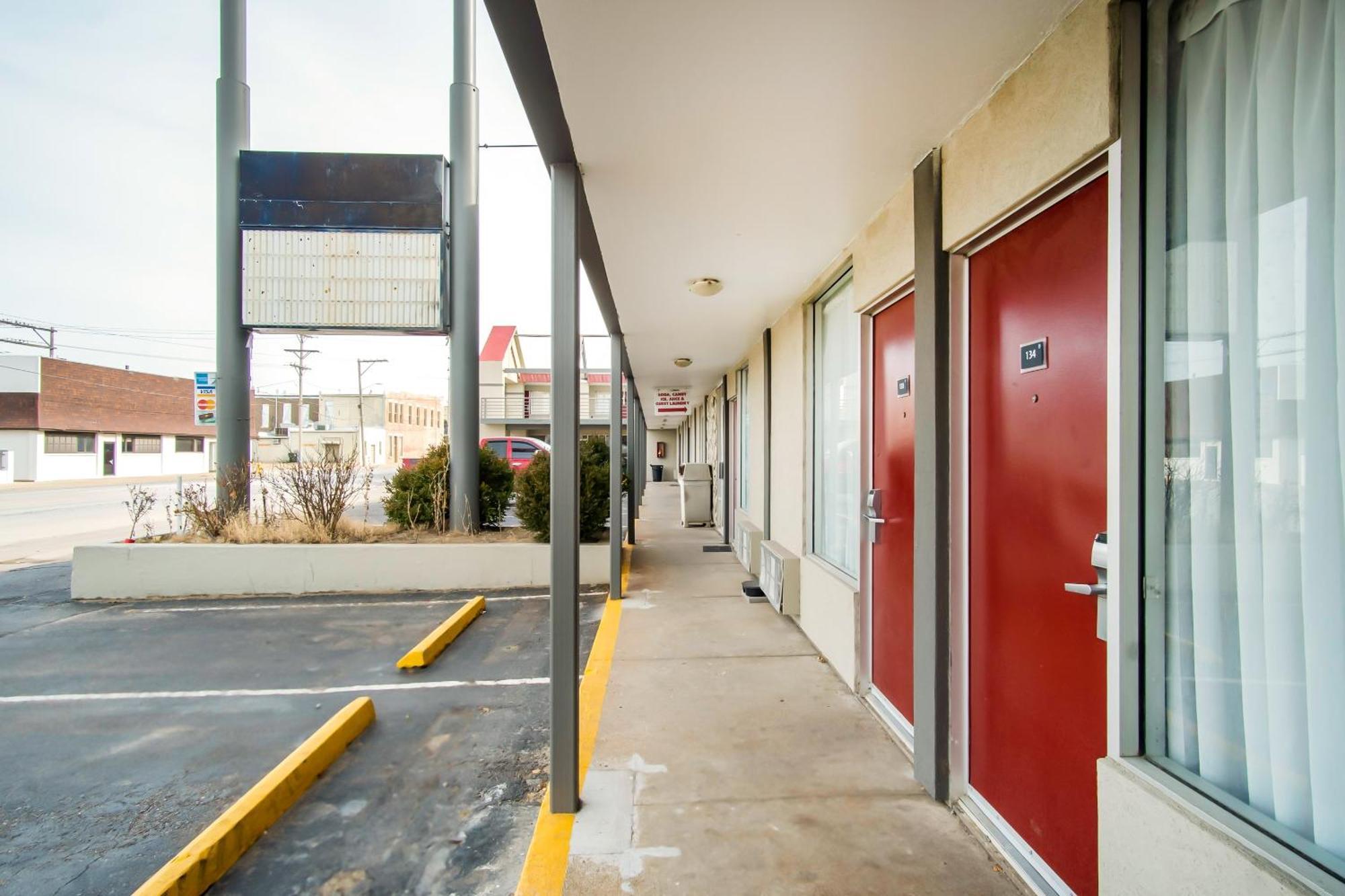 Oyo Hotel Hutchinson West 4Th Ave ภายนอก รูปภาพ