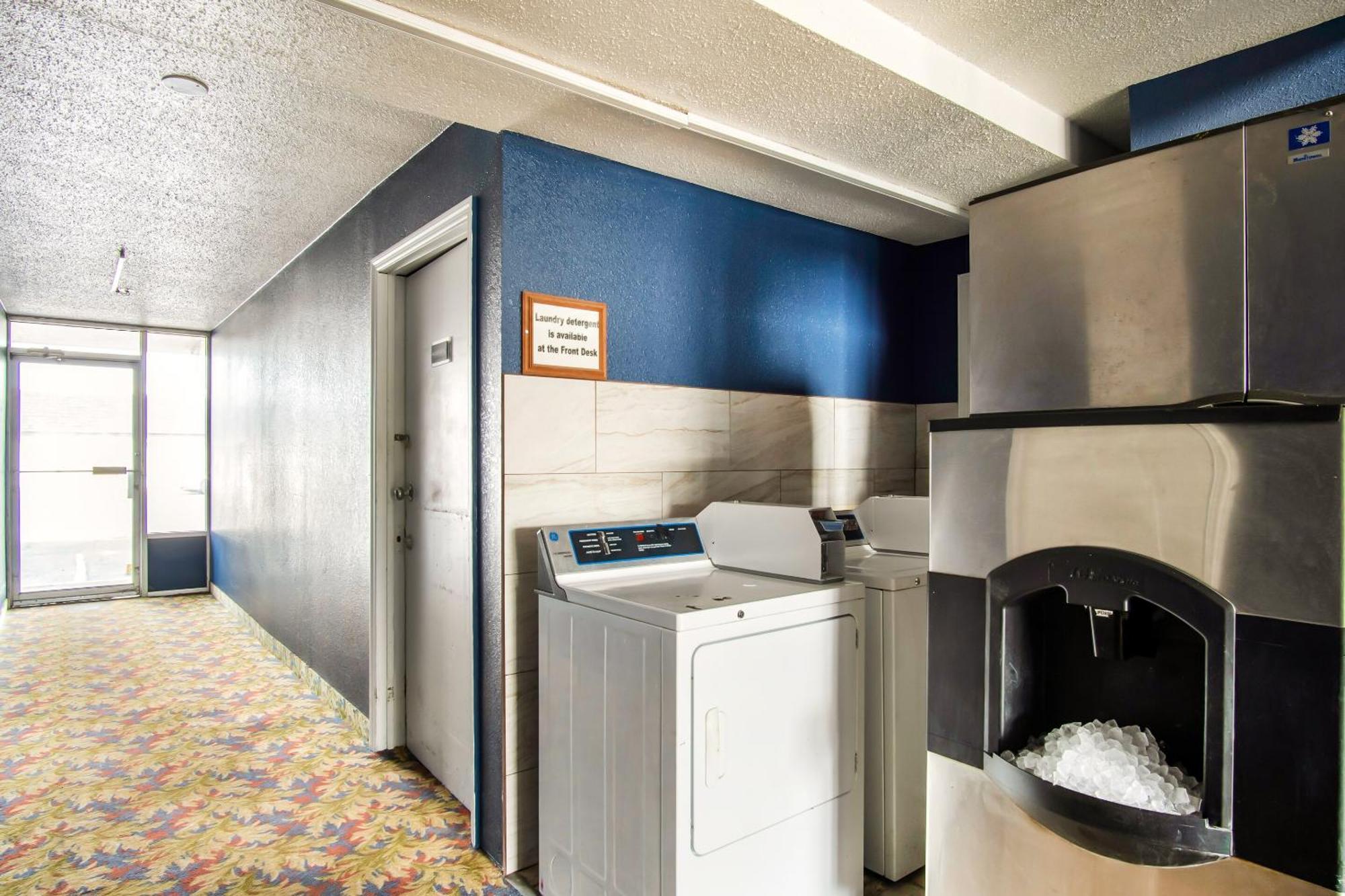Oyo Hotel Hutchinson West 4Th Ave ภายนอก รูปภาพ