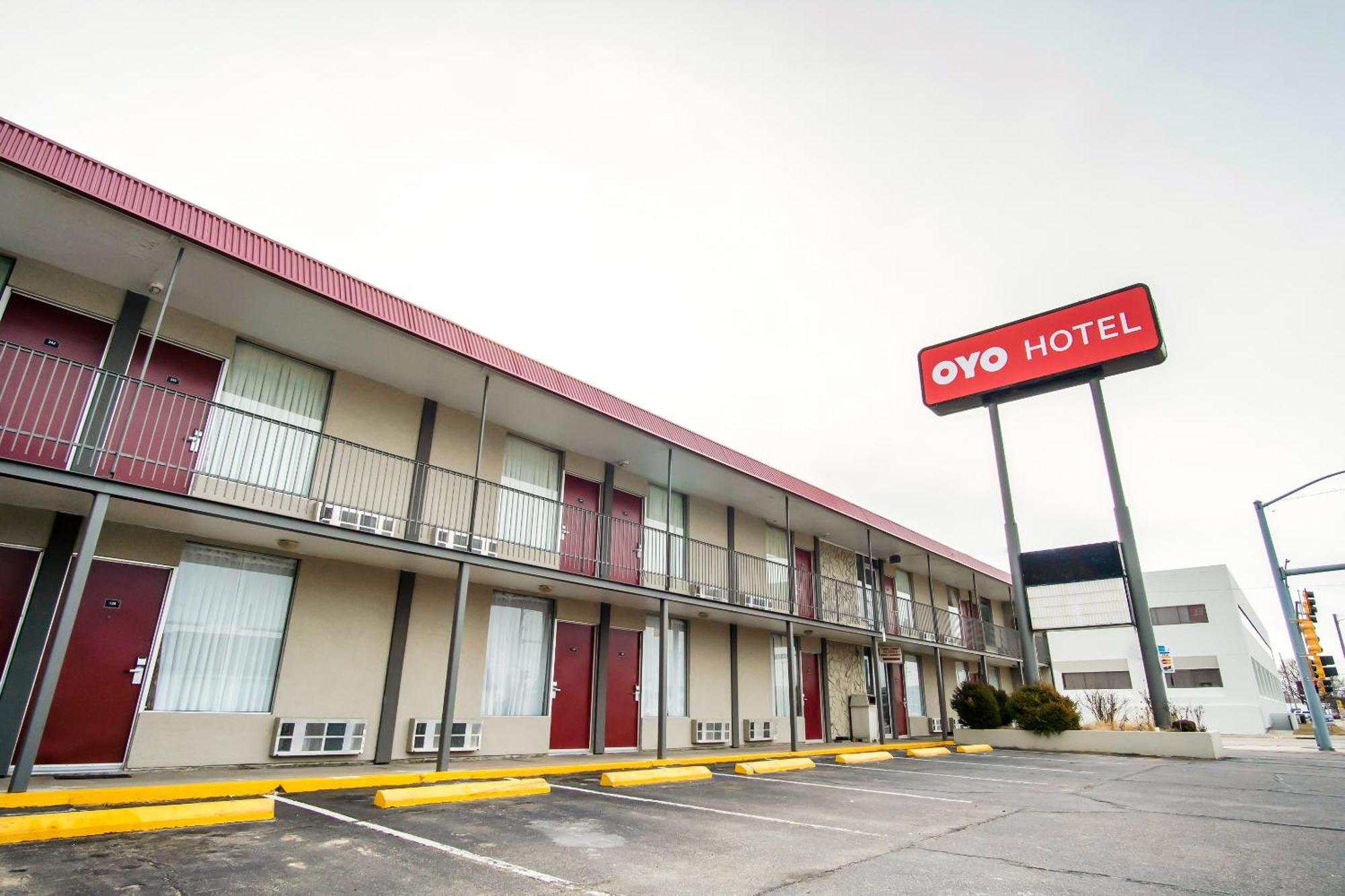 Oyo Hotel Hutchinson West 4Th Ave ภายนอก รูปภาพ