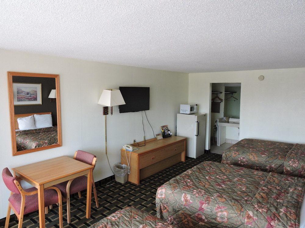 Oyo Hotel Hutchinson West 4Th Ave ภายนอก รูปภาพ