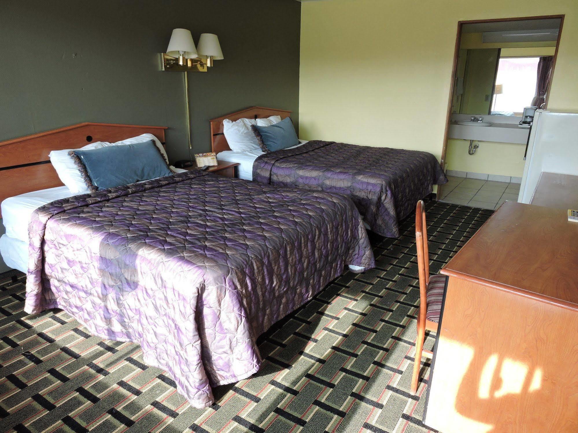 Oyo Hotel Hutchinson West 4Th Ave ภายนอก รูปภาพ