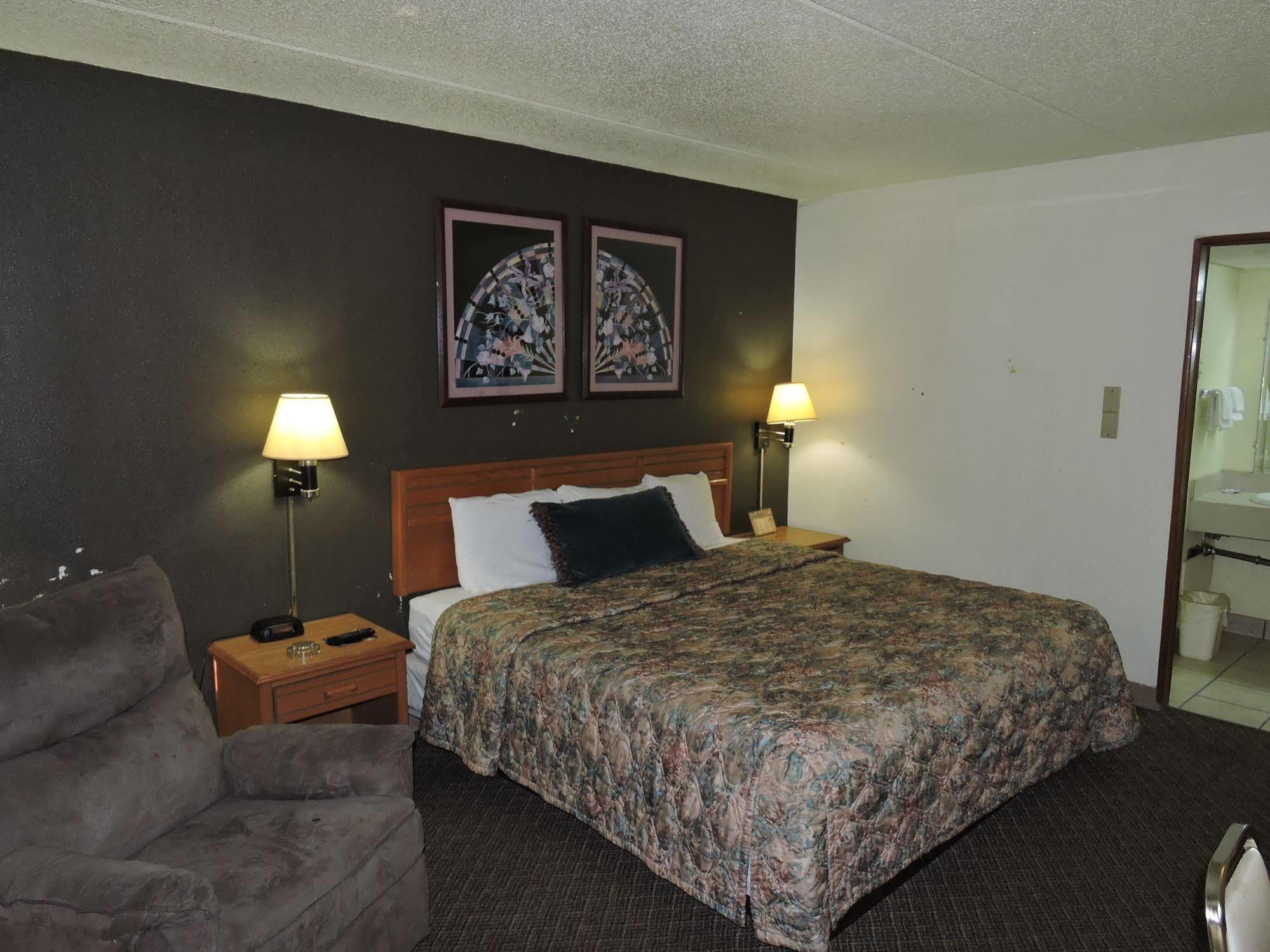Oyo Hotel Hutchinson West 4Th Ave ภายนอก รูปภาพ