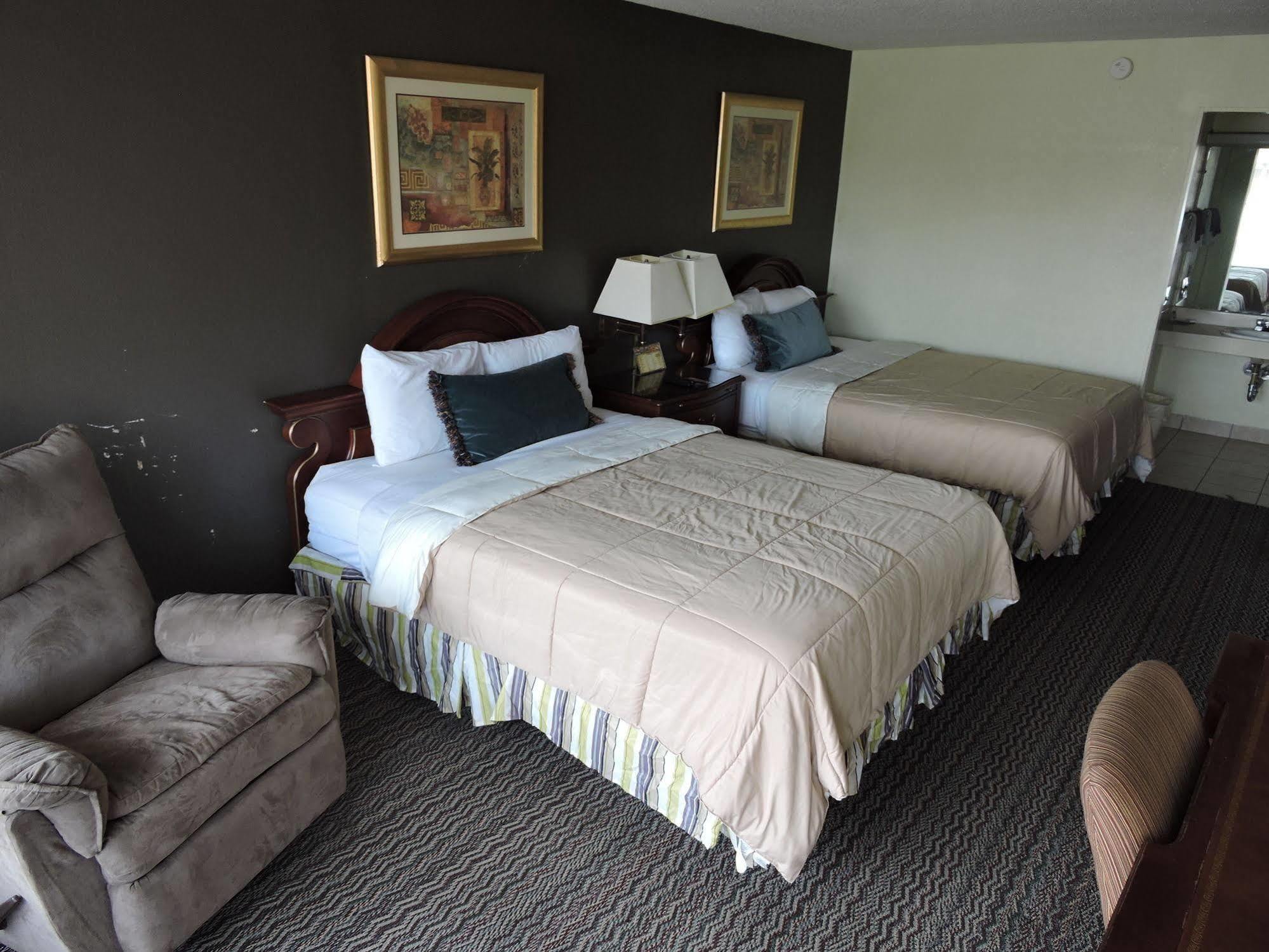 Oyo Hotel Hutchinson West 4Th Ave ภายนอก รูปภาพ