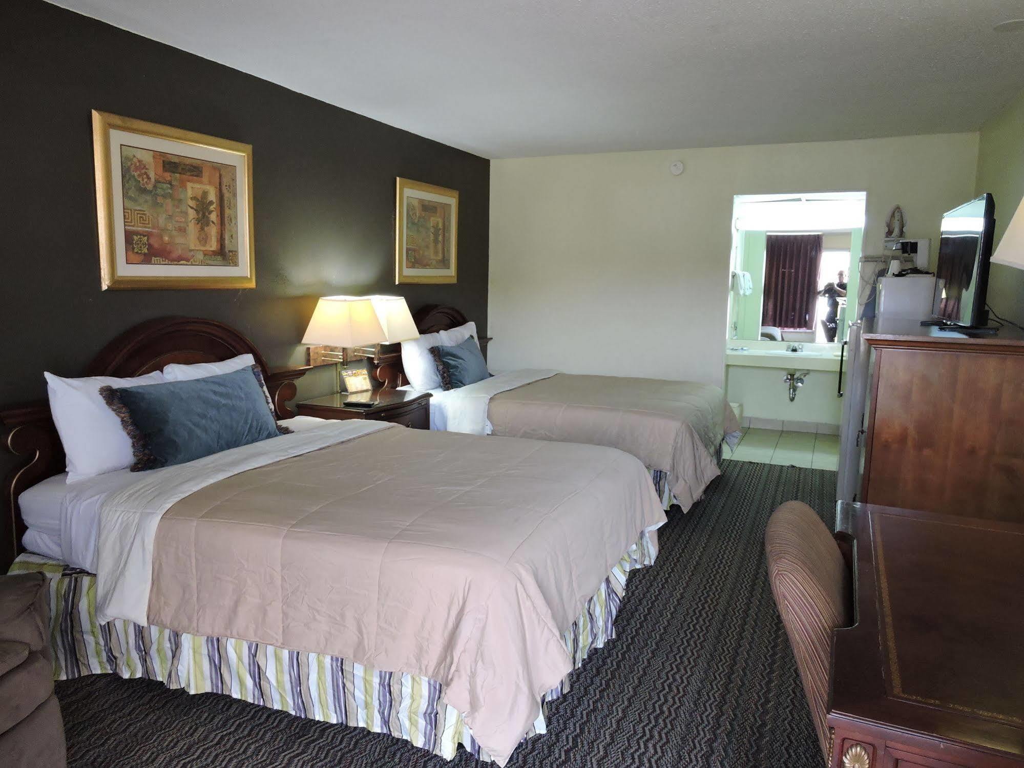 Oyo Hotel Hutchinson West 4Th Ave ภายนอก รูปภาพ