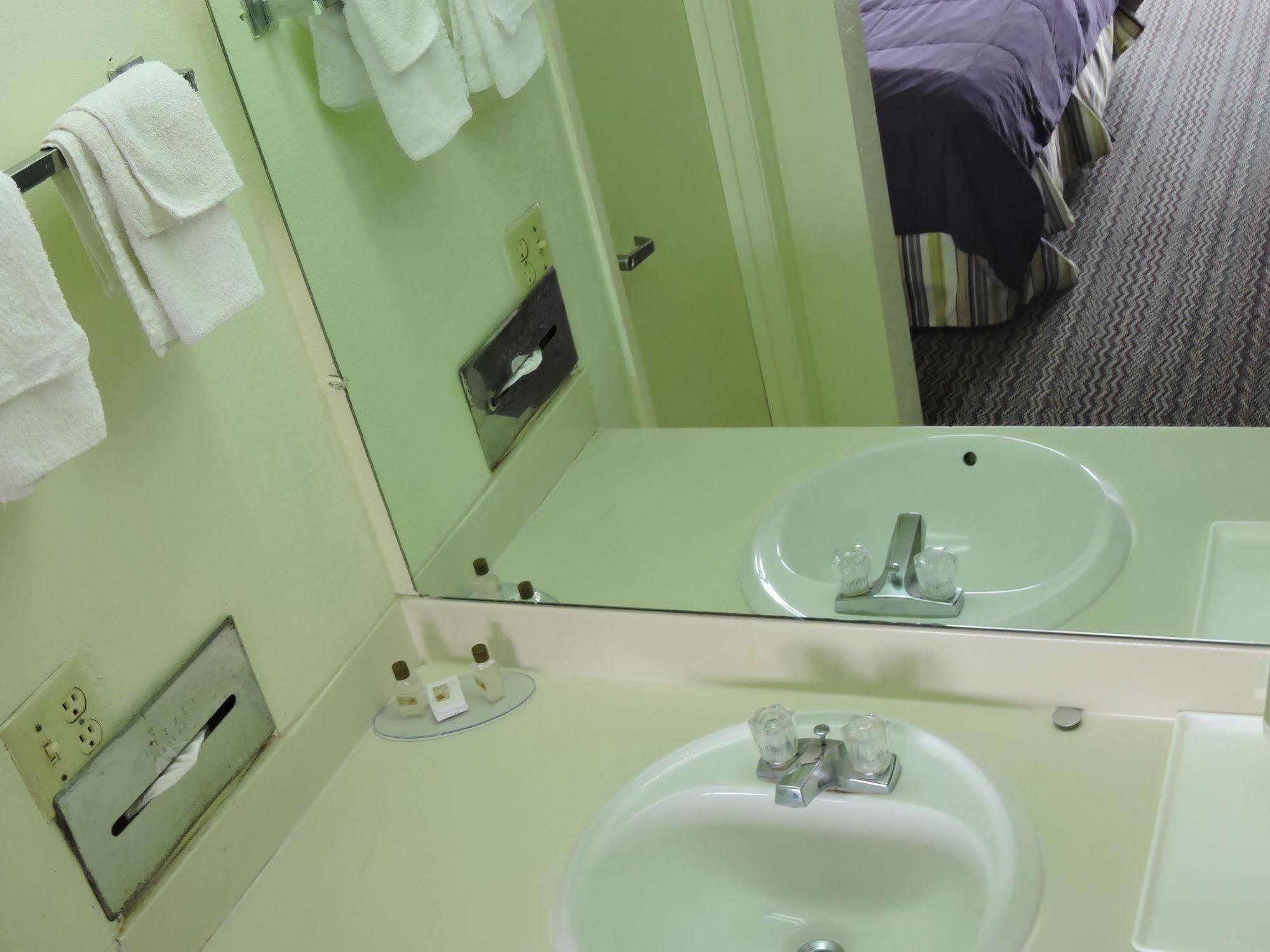 Oyo Hotel Hutchinson West 4Th Ave ภายนอก รูปภาพ