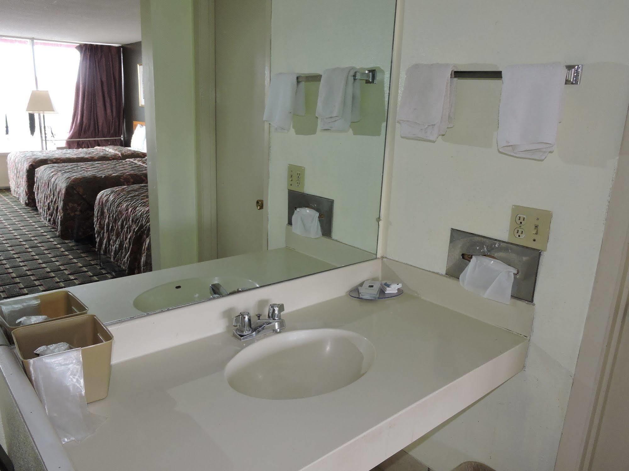 Oyo Hotel Hutchinson West 4Th Ave ภายนอก รูปภาพ